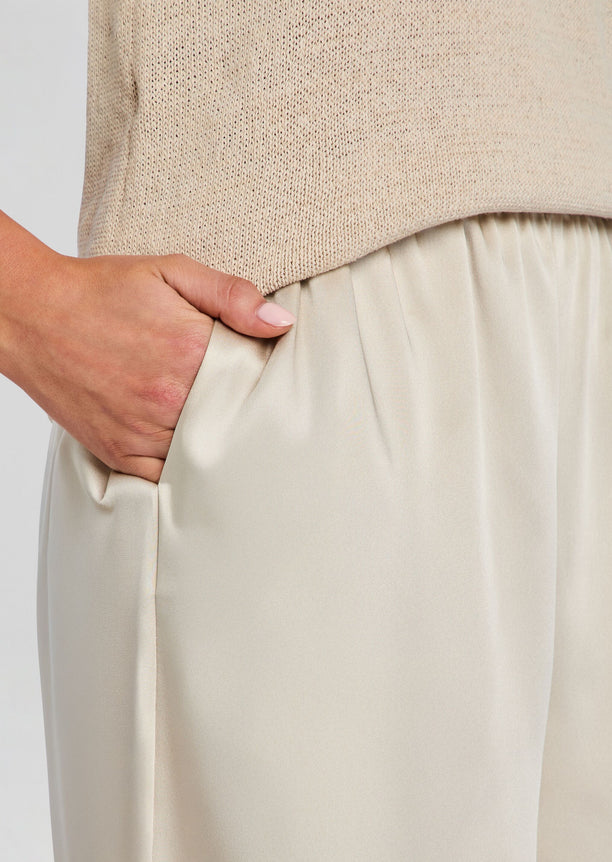 Close up of Brice Bermuda Short waist showing elastic waistband and a hand in the pocket.