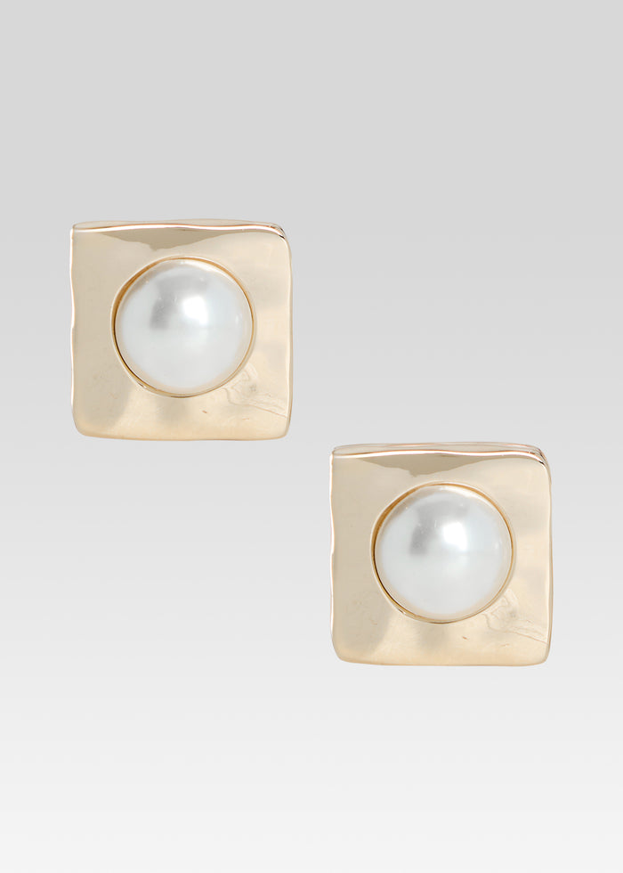 Nikki Pearl Earrings
